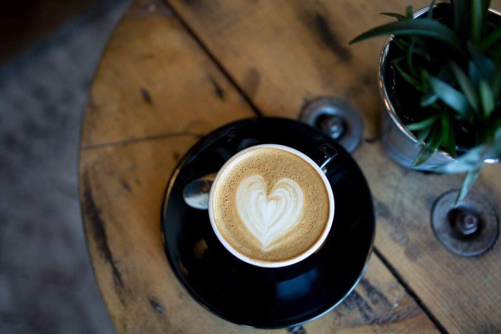 Bjudkopp till behövande – allt du behöver veta om uppskjuten kaffe