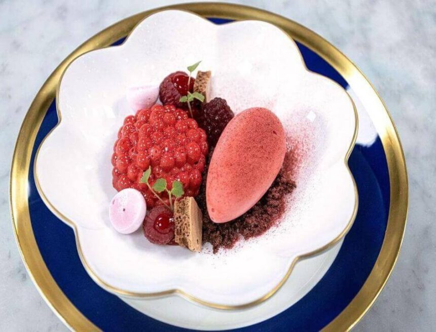 Spana in hur Daniel Roos skapar Nobeldesserten 2019