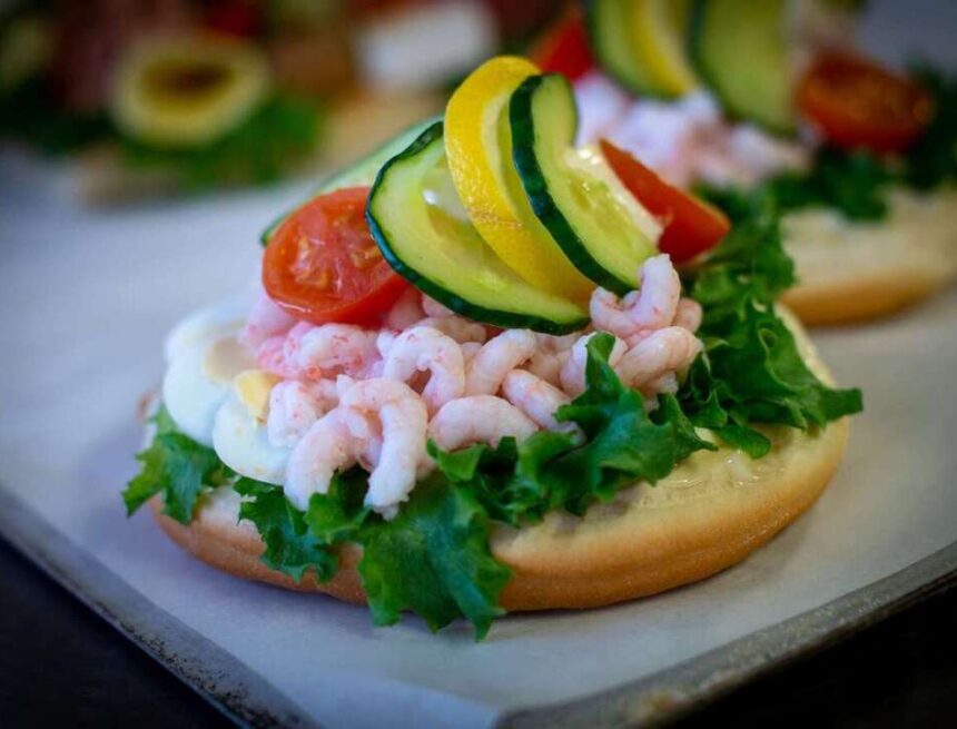 Foto: Hansens konditori i Piteå Räksmörgåsens historia – från dansk lyx till svensk klassiker